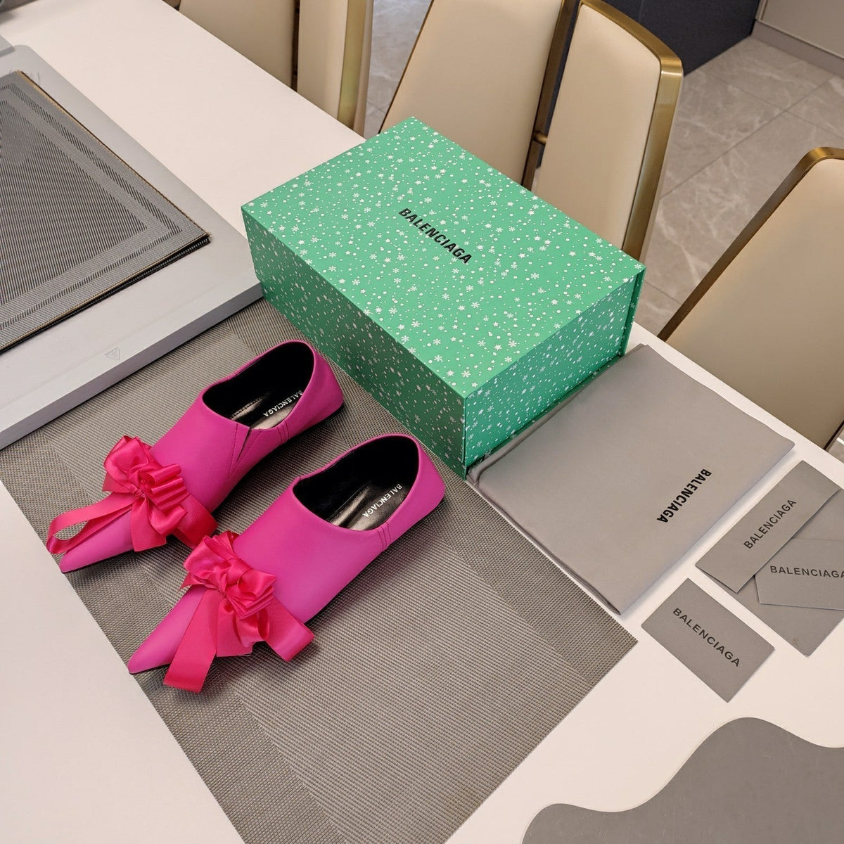 POINTED-TOE FLATS WITH BOW IN HOT PINK SOFT LAMBSKIN