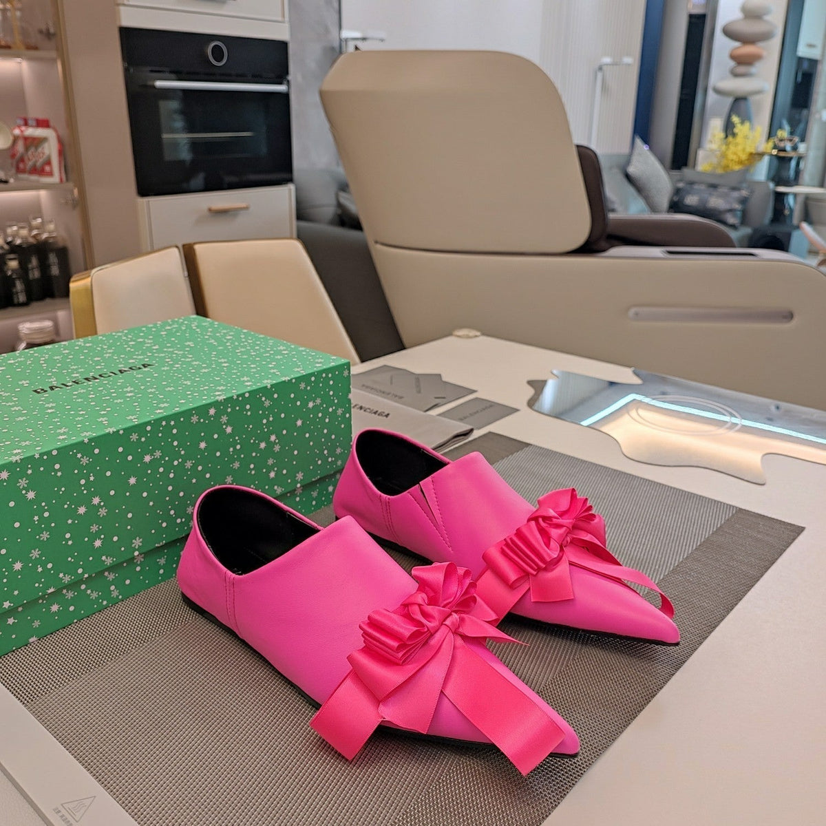 POINTED-TOE FLATS WITH BOW IN HOT PINK SOFT LAMBSKIN