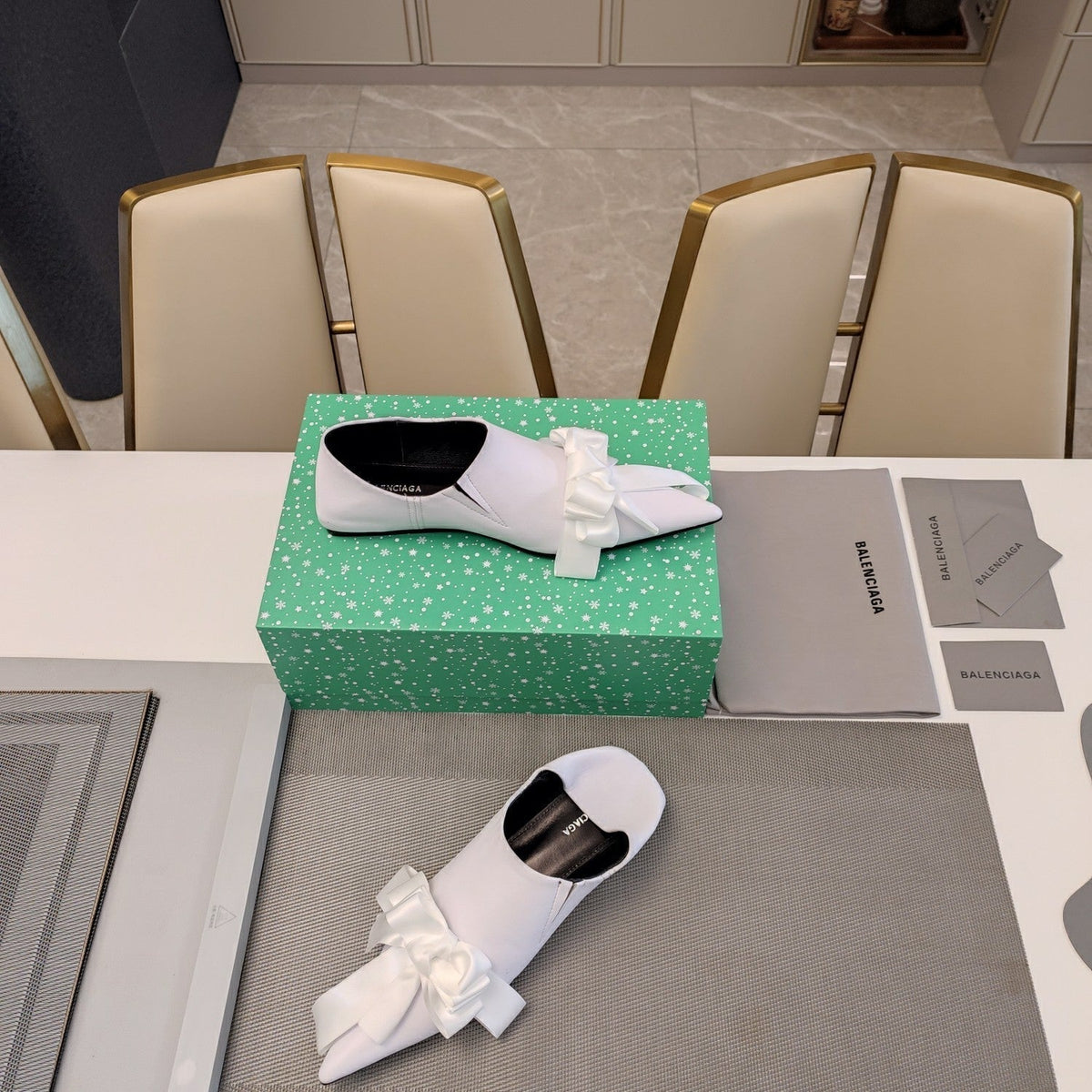 POINTED-TOE FLATS WITH BOW IN WHITE SOFT LAMBSKIN