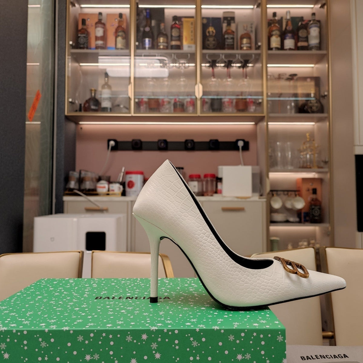 POINTED BB GOLD BUCKLE HIGH PUMPS IN WHITE CROCODILE PATTERN CALFSKIN