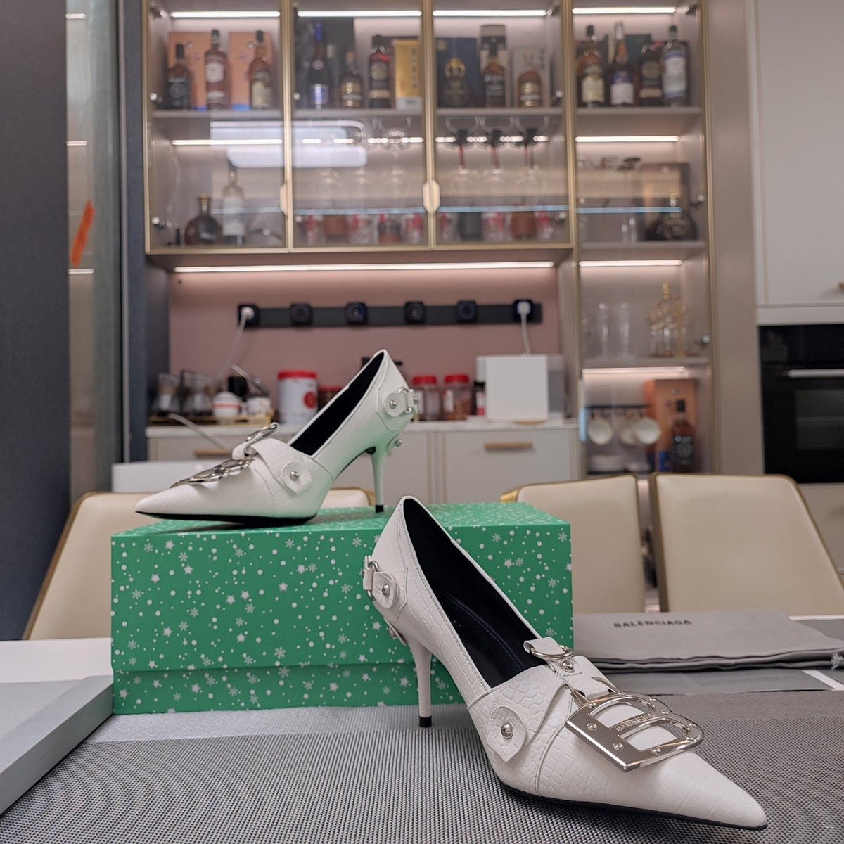 HIGH PUMPS WITH B SILVER BUCKLE IN WHITE CROCODILE PATTERN CALFSKIN