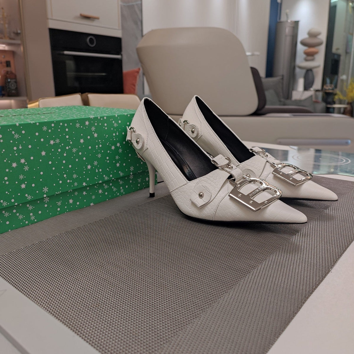 HIGH PUMPS WITH B SILVER BUCKLE IN WHITE CROCODILE PATTERN CALFSKIN