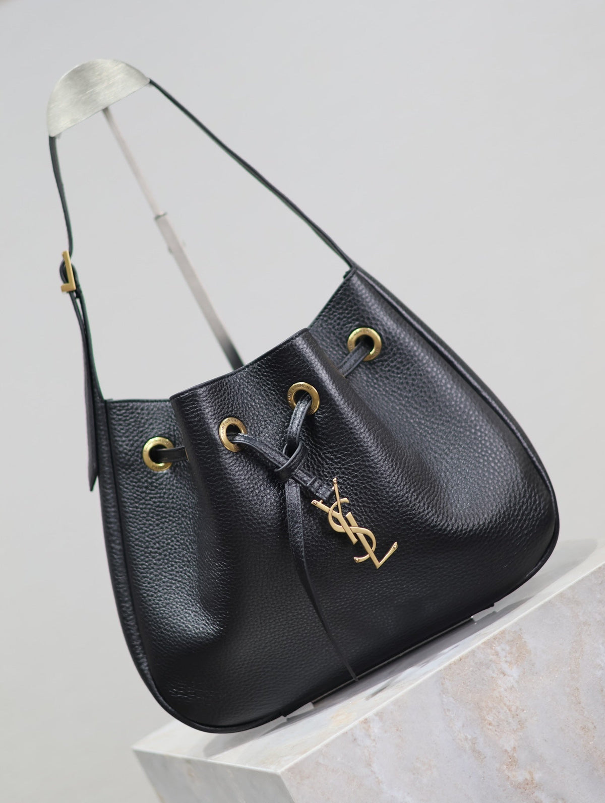 PARIS VII SMALL HOBO 30 IN BLACK GRAINED LEATHER GOLD HARDWARE