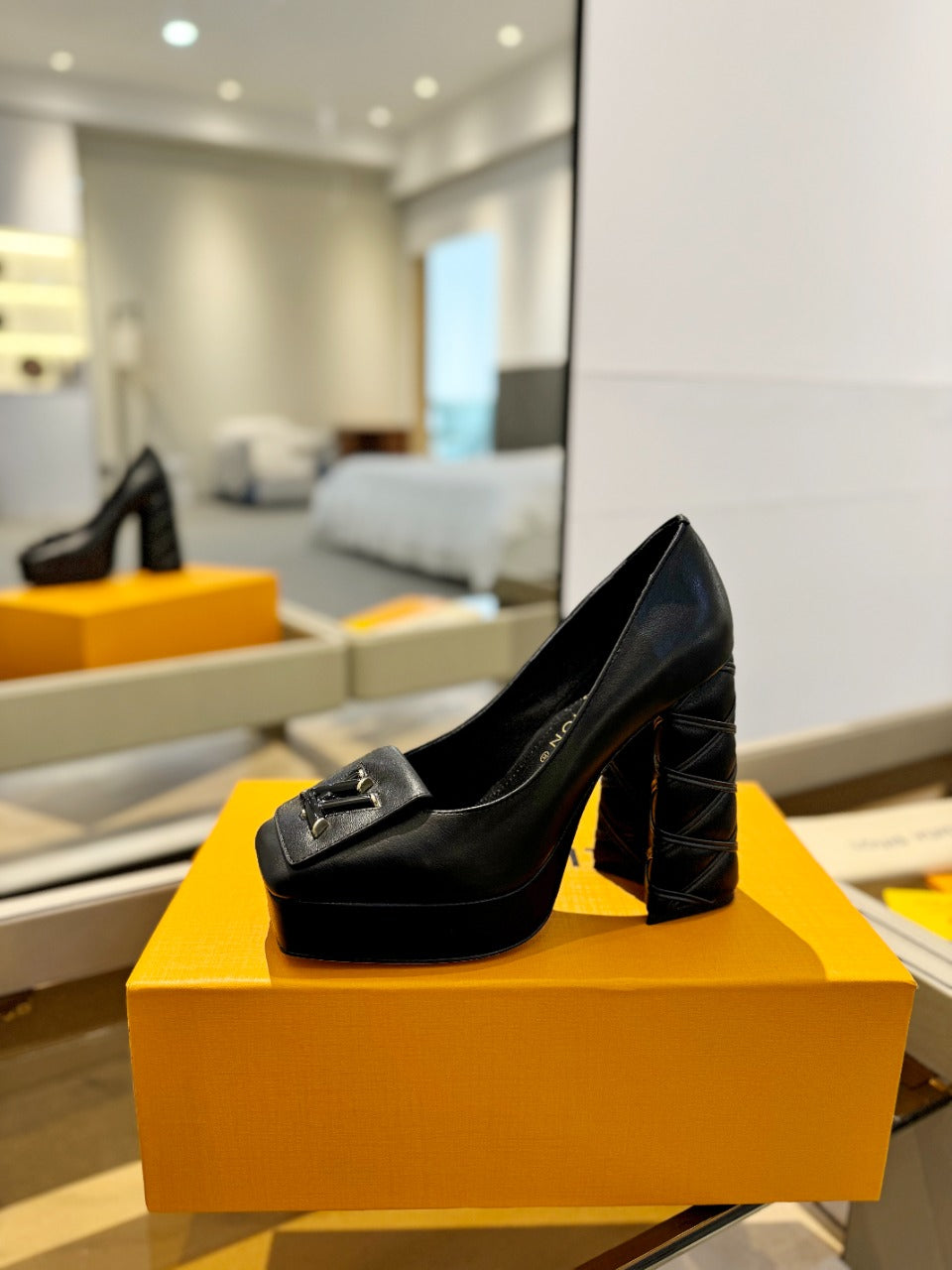 LV Shake Pump 120mm Plain Black Cowhide