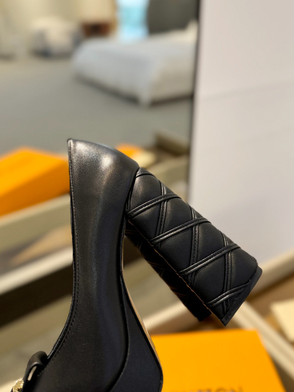 LV Shake Pump 120mm Plain Black Cowhide