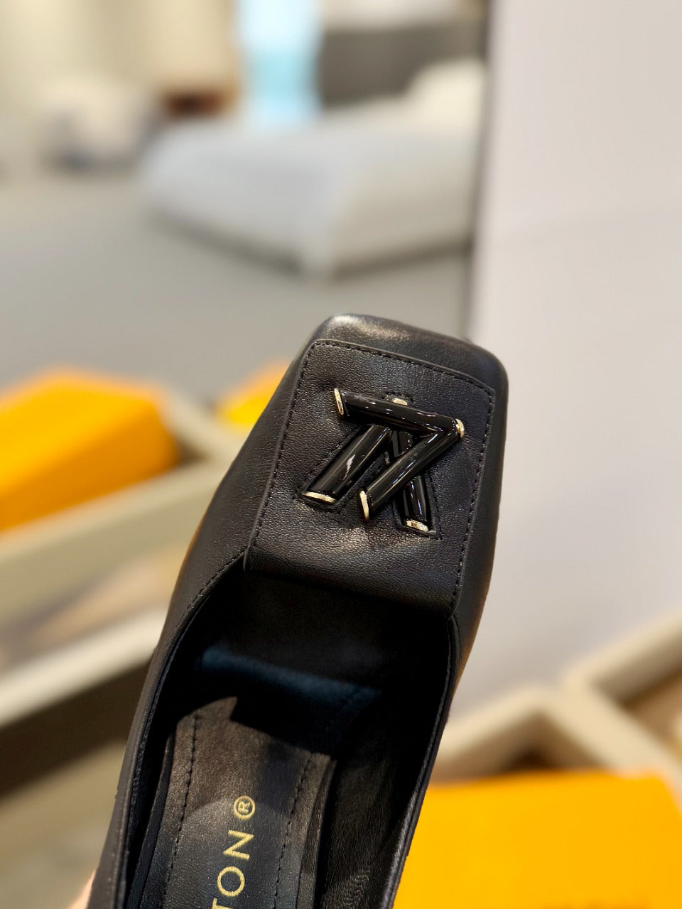LV Shake Pump 120mm Plain Black Cowhide
