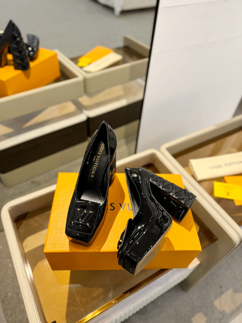 LV Shake Pump 120mm Glossy Black Cowhide